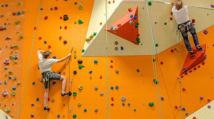 Kletterwand in der Stadtfeldturnhalle | © DAV-WR